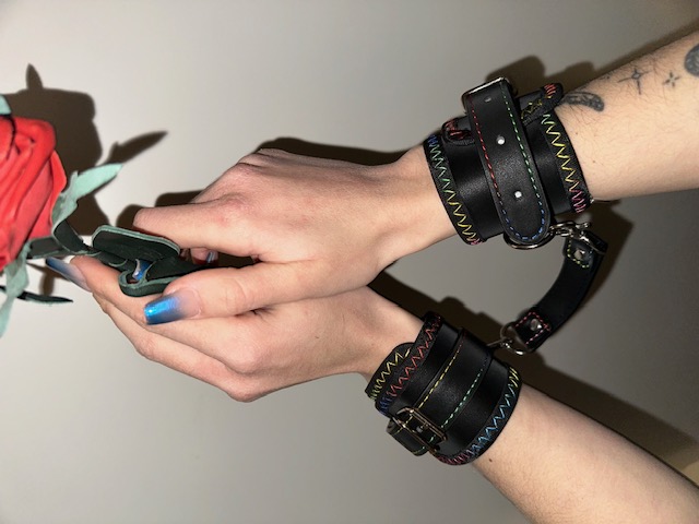 Rainbow-Family - Handfesseln