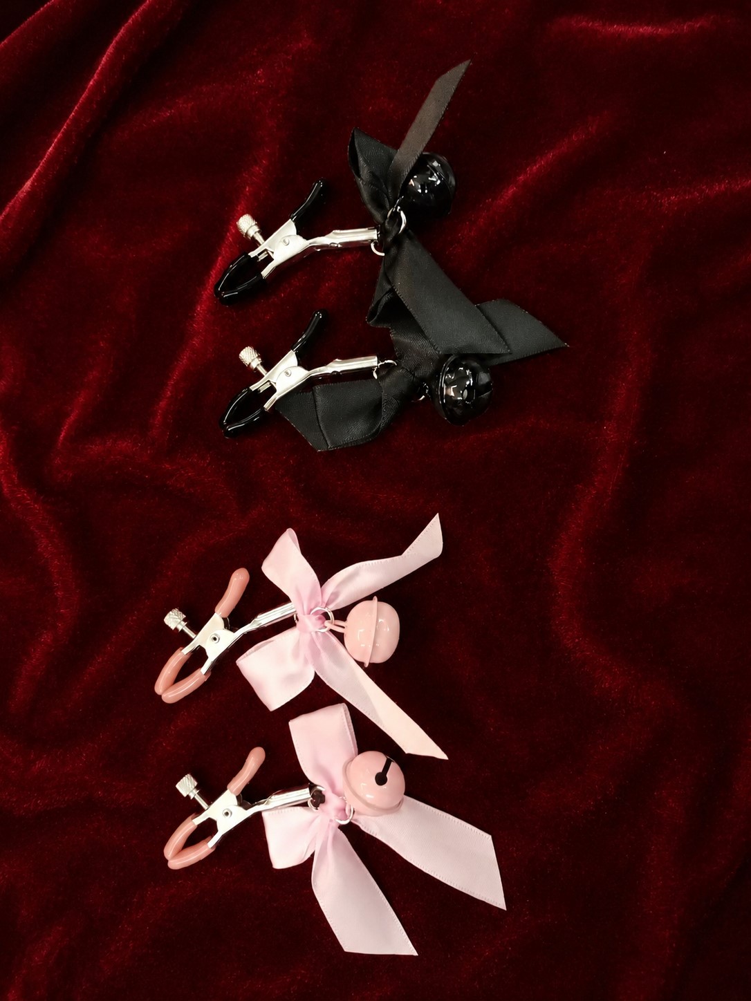 Nipple und Brust - Klammern mit Glöckchen in schwarz oder rosa!