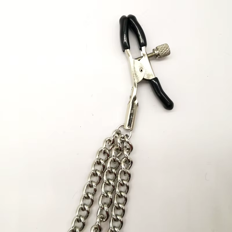 Nipple und Brust - Klammern mit drei Kettchen in silber!